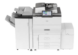 Impresora Ricoh IMC8000 con dotación adicional. Incorpora finalizador y cajón adicional de papel